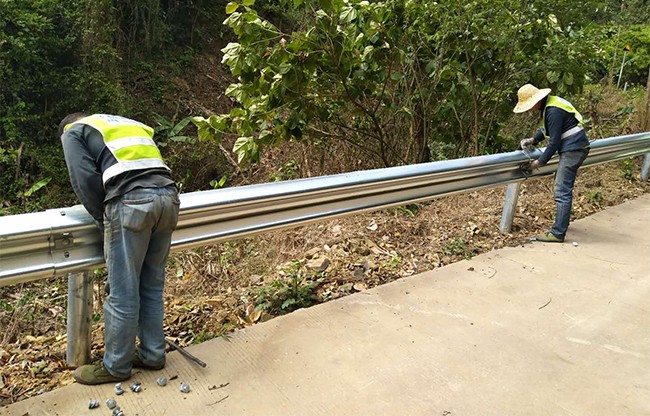 安阳高速公路护栏的定期维护与保养