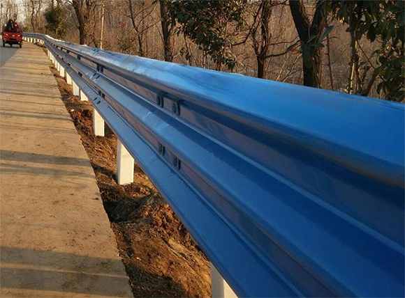 安阳公路波形护栏板的优点